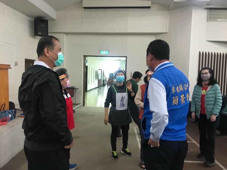 廉政志工排演「新龜兔賽跑」廉政戲劇之心路歷程111年3月28日草屯小隊於戲劇排演過程中，草屯鎮長簡景賢到現場嘉勉志工們的賣力演出。