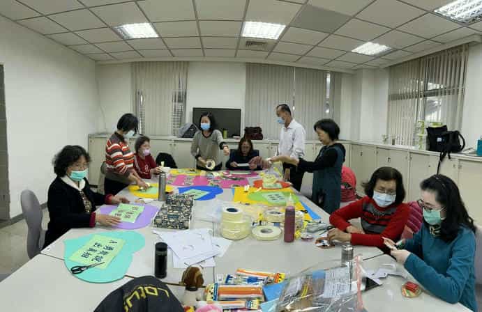 廉政志工排演「新龜兔賽跑」廉政戲劇之心路歷程廉政志工「道具場佈組」於本處小會議室製作「新龜兔賽跑」廉政戲劇之道具2