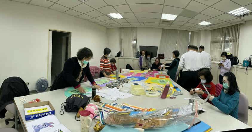 廉政志工排演「新龜兔賽跑」廉政戲劇之心路歷程廉政志工「道具場佈組」於本處小會議室製作「新龜兔賽跑」廉政戲劇之道具3