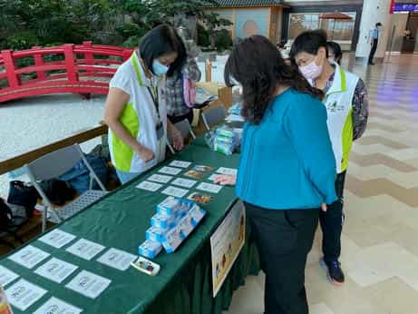 臺北市政府政風處廉政志工配合辦理「111年廉能反貪宣導活動」溫馨稅月捐發票做公益租稅宣導活動