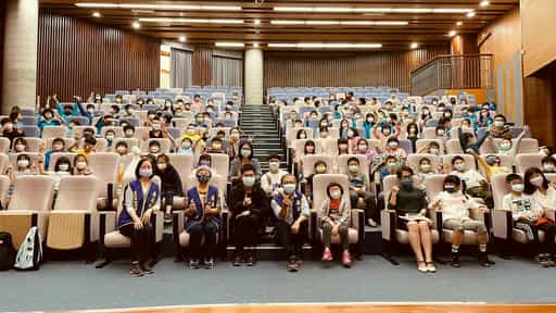 臺北市政府政風處廣納大專院校廉政實習生與廉政志工一同辦理111年度廉潔教育宣導活動廉政志工與政治大學公共行政管理學系實習生，一同前往「新和國小」宣導。