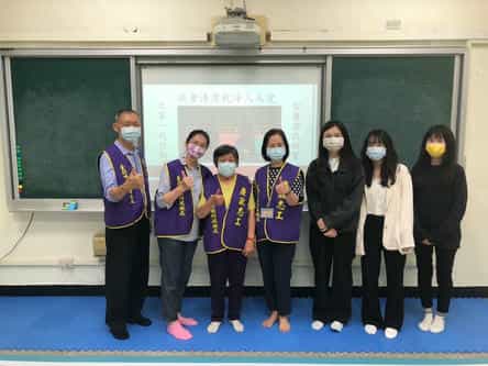 臺北市政府政風處廣納大專院校廉政實習生與廉政志工一同辦理111年度廉潔教育宣導活動廉政志工與世新大學行政管理學系實習生，一同前往「雙蓮國小」宣導。