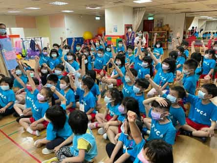 臺北市政府政風處廣納大專院校廉政實習生與廉政志工一同辦理111年度廉潔教育宣導活動廉政志工與「景美非營利幼兒園」學童進行有獎徵答，互動熱烈。