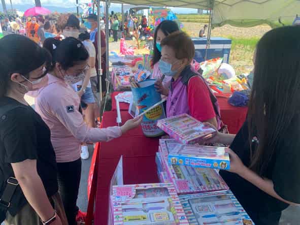 宜蘭縣政府廉政志工協助辦理宜警風箏節嘉「廉」華反賄宣導宜蘭縣政府廉政志工透過有獎徵答方式與民眾進行互動，提倡「廉政」、「反詐騙」、「反賄選」等觀念