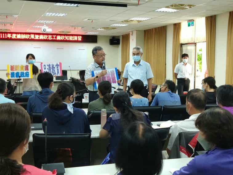 「深度反賄選解析，說給有深度的你聽」之廉政志工專業訓練課程講習澎湖縣賴峰偉縣長蒞臨會場致詞感謝廉政志工付出