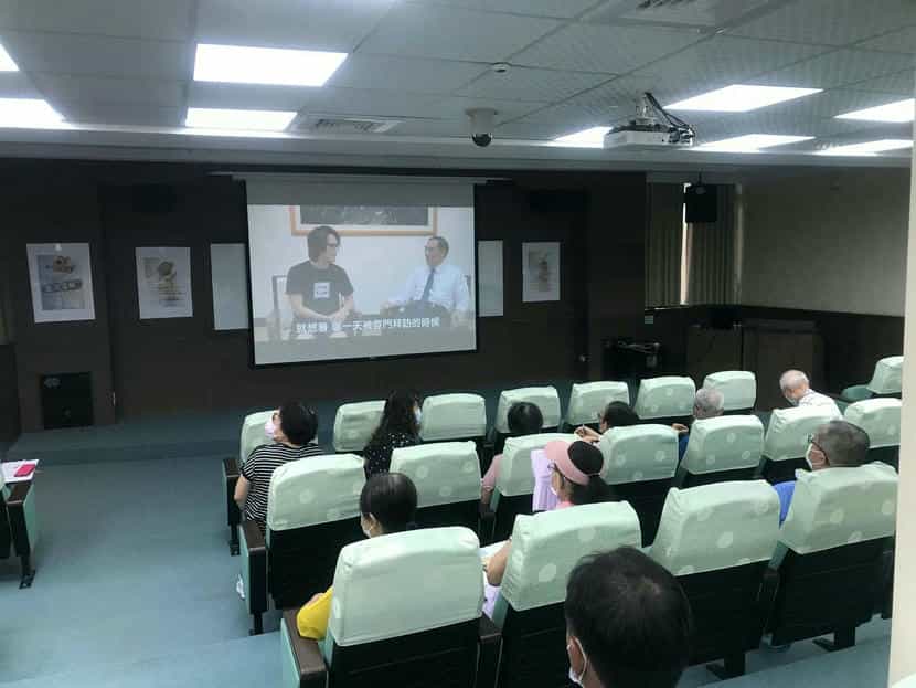 臺東區111年廉政志工專業訓練結合時事、多元充實課程開始前，播放反賄選宣導短片供廉政志工觀賞。