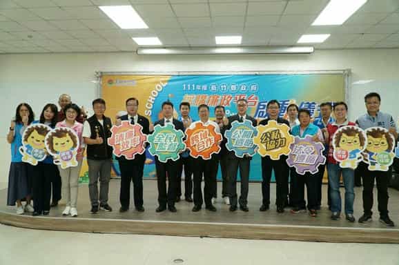 新竹縣政府政風處廉政志工協助辦理採購廉政平臺暨座談會長官貴賓持手拿牌合影