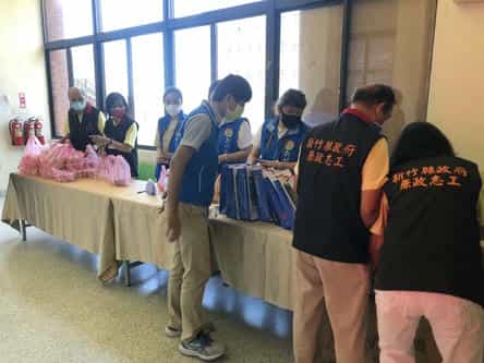 新竹縣政府政風處廉政志工協助辦理採購廉政平臺暨座談會廉政志工協助發放餐盒及宣導品