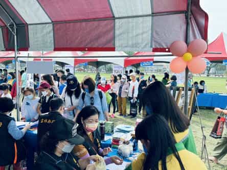 雲林縣政府政風處廉政志工協助辦理「國中技藝教育競賽頒獎及成果發表暨大專院校/高中職教育博覽會」廉政反賄選宣導活動