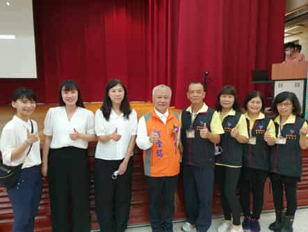 新竹縣政府政風處廉政志工協助辦理竹北市公所「里鄰長反貪反賄選廉政教育訓練」宣導活動竹北市公所政風室人員及廉政志工與何淦銘市長合照