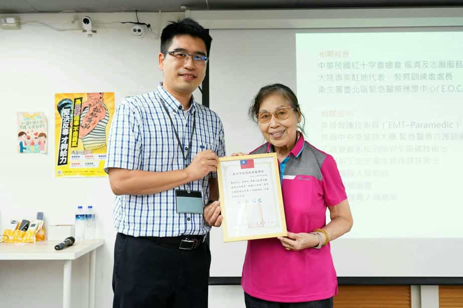 臺北市政府廉政志工隊專業訓練暨111年度優良長青志願服務松青獎表揚活動松青獎頒獎(余陳杏)