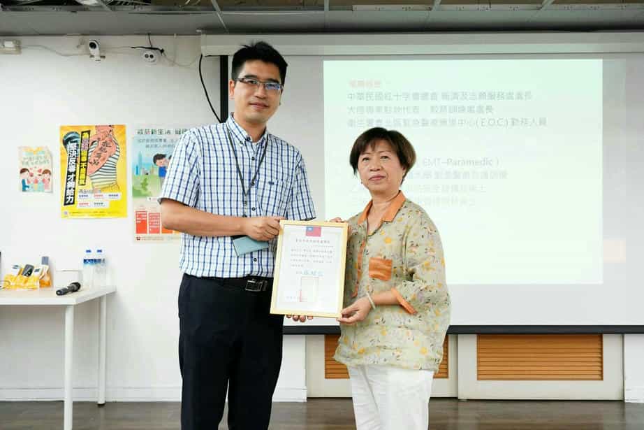 臺北市政府廉政志工隊專業訓練暨111年度優良長青志願服務松青獎表揚活動松青獎頒獎(廖秋月)