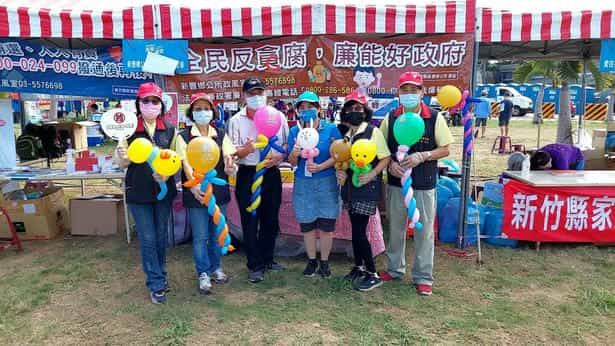 新竹縣政府政風處廉政志工協助辦理縣長盃龍舟競賽攤位反賄選宣導政風人員與廉政志工合影