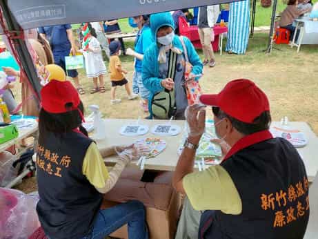新竹縣政府政風處廉政志工協助辦理縣長盃龍舟競賽攤位反賄選宣導廉政志工協助發手冊