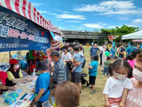 新竹縣政府政風處廉政志工協助辦理縣長盃龍舟競賽攤位反賄選宣導民眾排隊掃QRCode