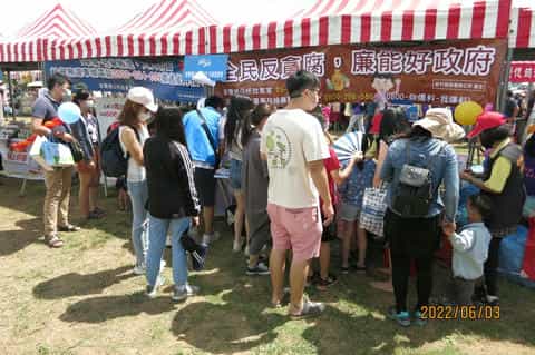 新竹縣政府政風處廉政志工協助辦理縣長盃龍舟競賽攤位反賄選宣導現場民眾踴躍