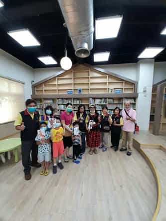 新竹縣政府政風處廉政志工隊111年度廉政故事宣導新竹縣政府政風處廉政志工與小朋友大合照