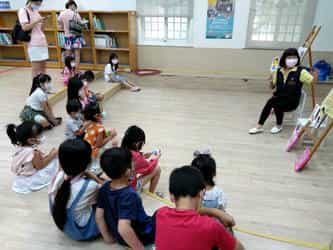 新竹縣政府政風處廉政志工隊111年度廉政故事宣導志工講述「健康皮皮獅及誠信乖乖鼠」的廉政故事