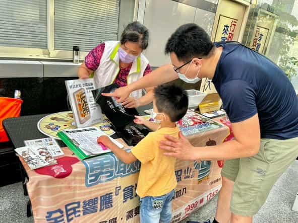 臺北市政府廉政志工辦理111年度志工驛站宣導勤務廉政志工向民眾宣導反賄選