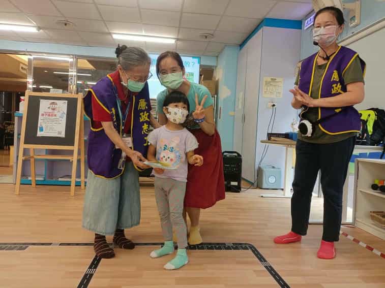 臺北市政府廉政志工協助辦理111年下半年廉潔教育宣導活動廉政志工於北投親子館進行有獎徵答