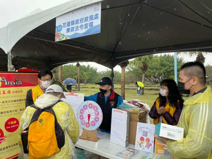 花縣府政風處．2023愛戀花蓮元旦健走反貪宣導兔躍新程迎好運民眾搶先體驗「廉政魔法輪盤」有獎徵答，吸引現場大小朋友踴躍參與。