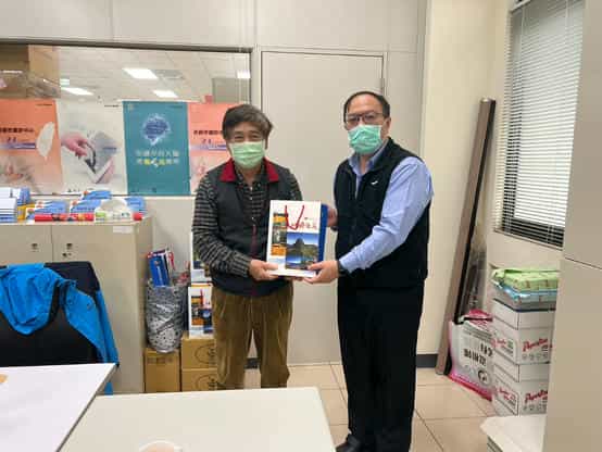 新竹縣政府政風處廉政志工隊112年度幹部會議新竹縣政府政風處副處長致贈伴手禮給廉政志工