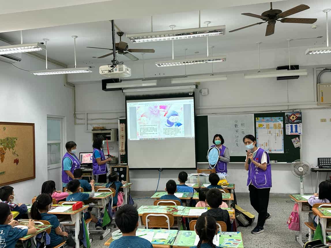 廉潔教育向下扎根，廉政志工隊前進校園說廉潔教育故事廉政志工與國立臺東大學附設實驗國民小學1年5班學生合照