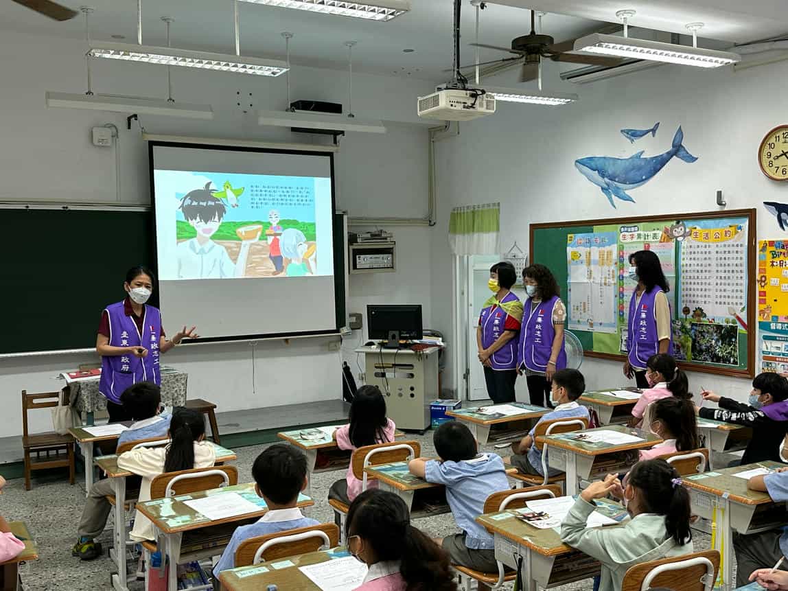 廉潔教育向下扎根，廉政志工隊前進校園說廉潔教育故事廉政志工與國立臺東大學附設實驗國民小學1年6班學生合照