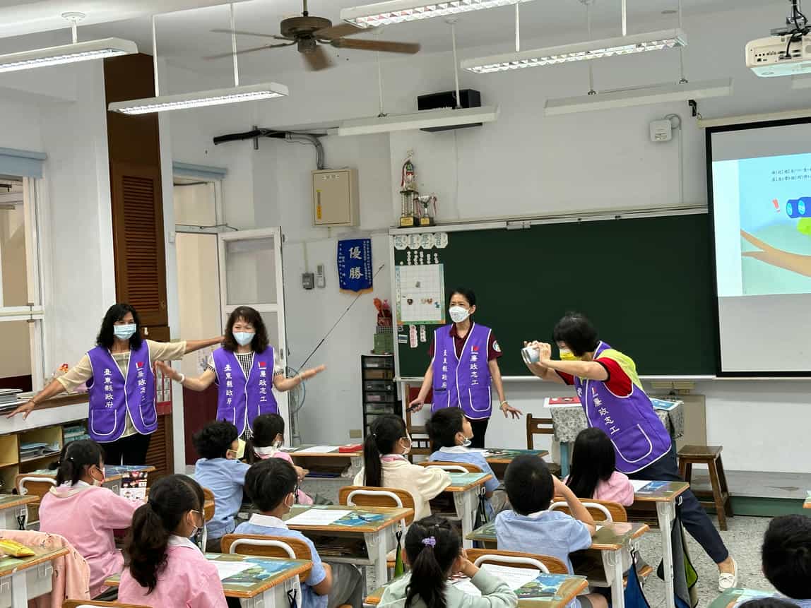 廉潔教育向下扎根，廉政志工隊前進校園說廉潔教育故事廉政志工與國立臺東大學附設實驗國民小學1年6班學生合照