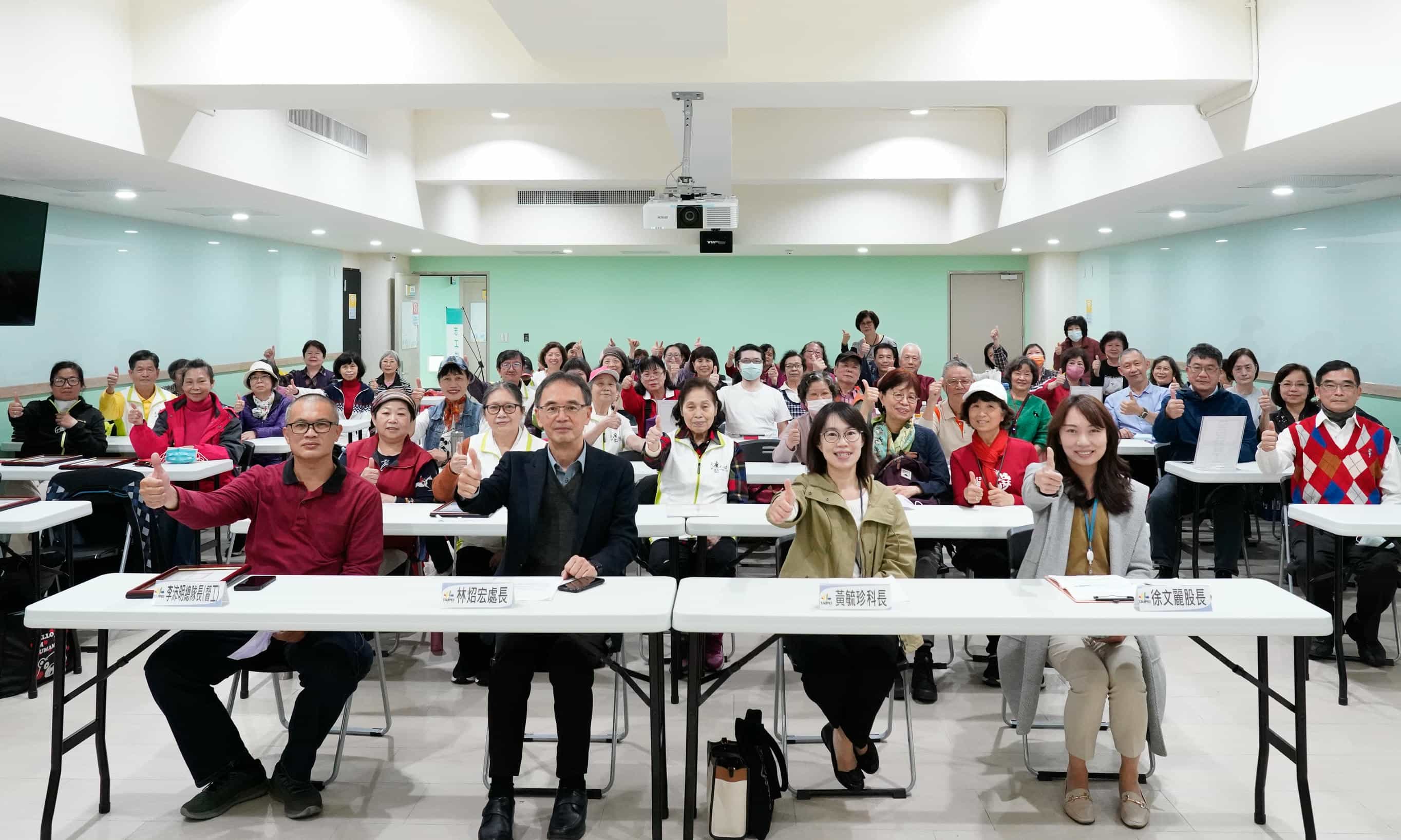 臺北市政府112年度廉政志願服務聯繫會報臺北市政府政風處林炤宏處長與廉政志工合影。