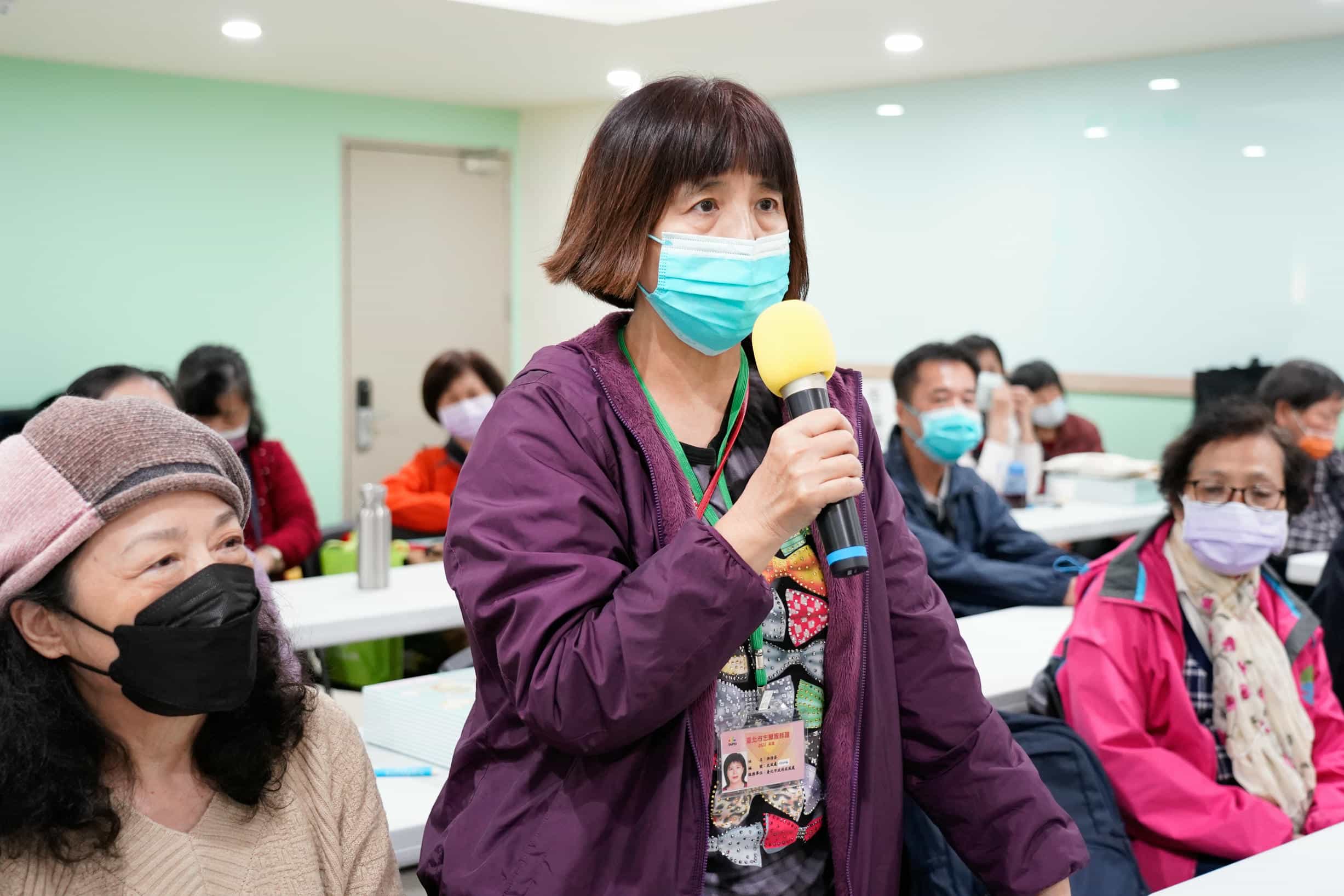 臺北市政府112年度廉政志願服務聯繫會報廉政志工於聯繫會報中踴躍發言。