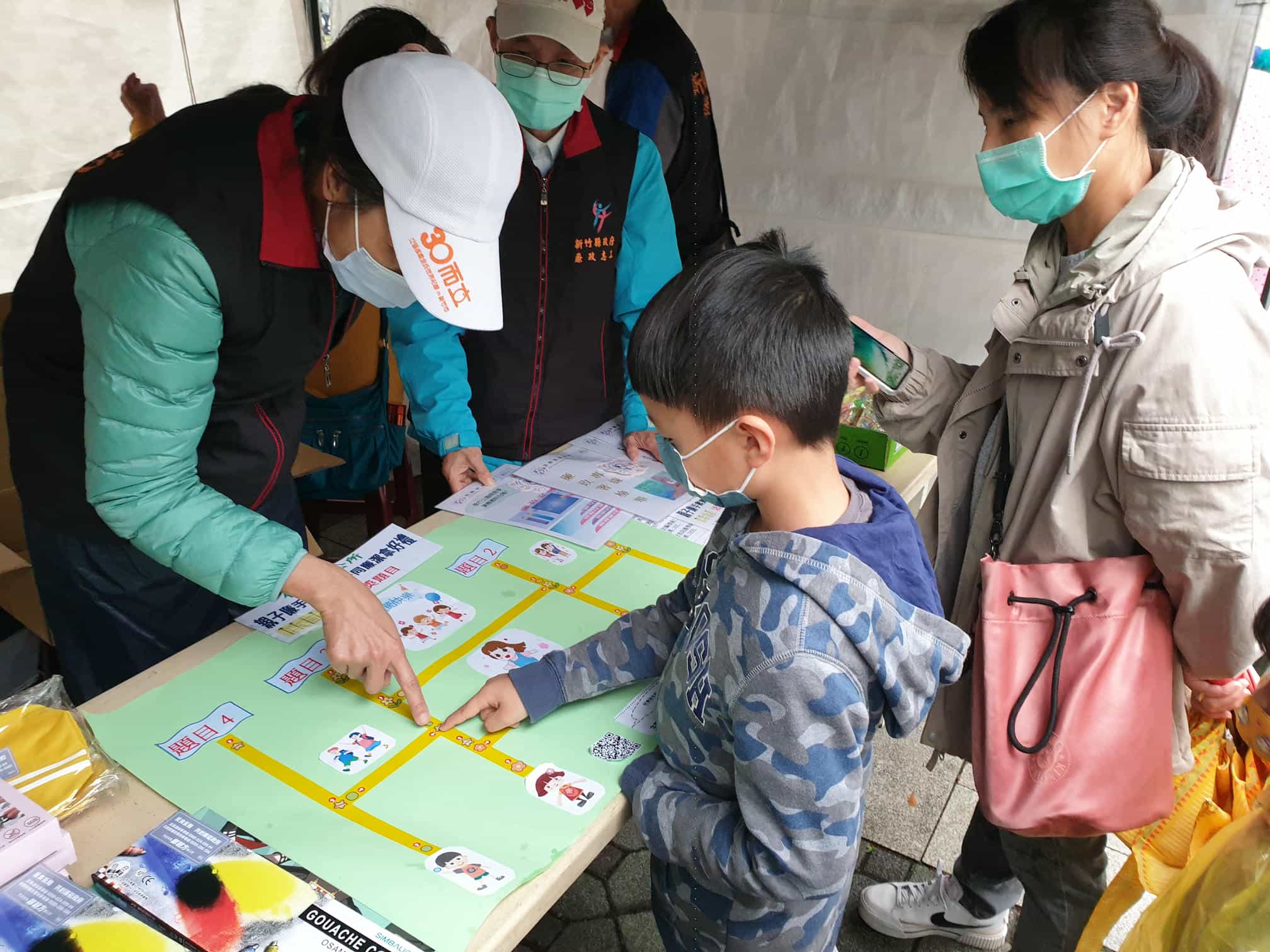 新竹縣政府政風處廉政志工協助竹北市公所辦理2023竹北兒童藝術節反貪宣導廉政志工向小朋友宣導反貪遊戲