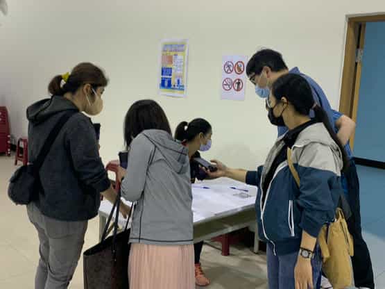 新竹縣政府政風處廉政志工協助新埔鎮公所辦理「政府採購實務解析暨常見錯誤態樣(以小額採購、開口契約、契約變更為例)」宣導活動廉政志工協助簽到等作業