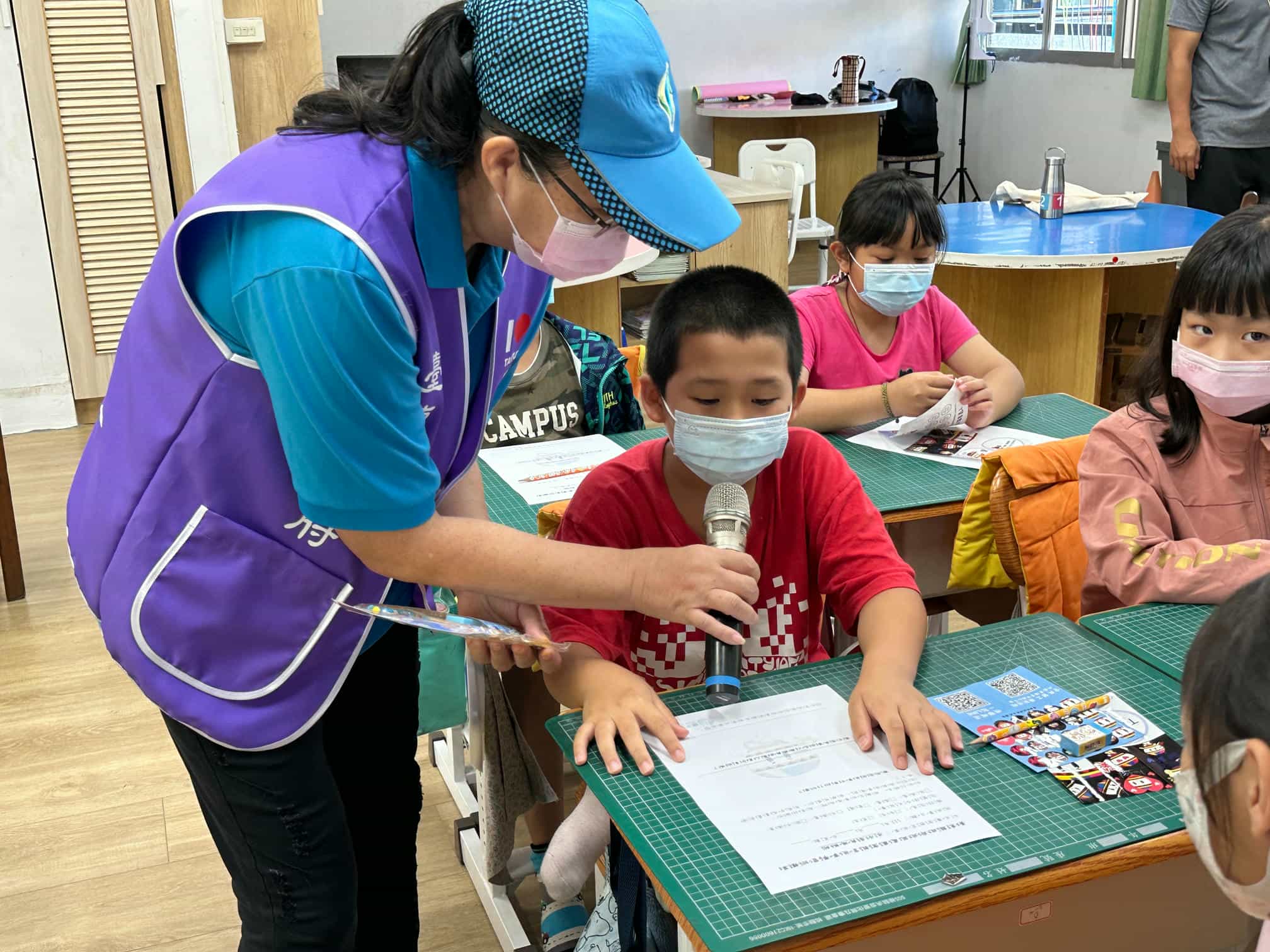 臺東縣政府廉政志工隊5月前進校園宣講廉潔教育故事112年5月3日廉政志工與臺東縣臺東市東海國民小學學生有獎徵答