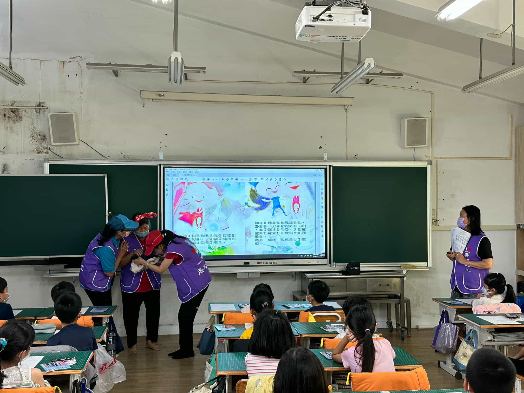 臺東縣政府廉政志工隊5月前進校園宣講廉潔教育故事112年5月3日臺東縣政府廉政志工隊前進臺東縣臺東市東海國民小學說廉潔教育故事