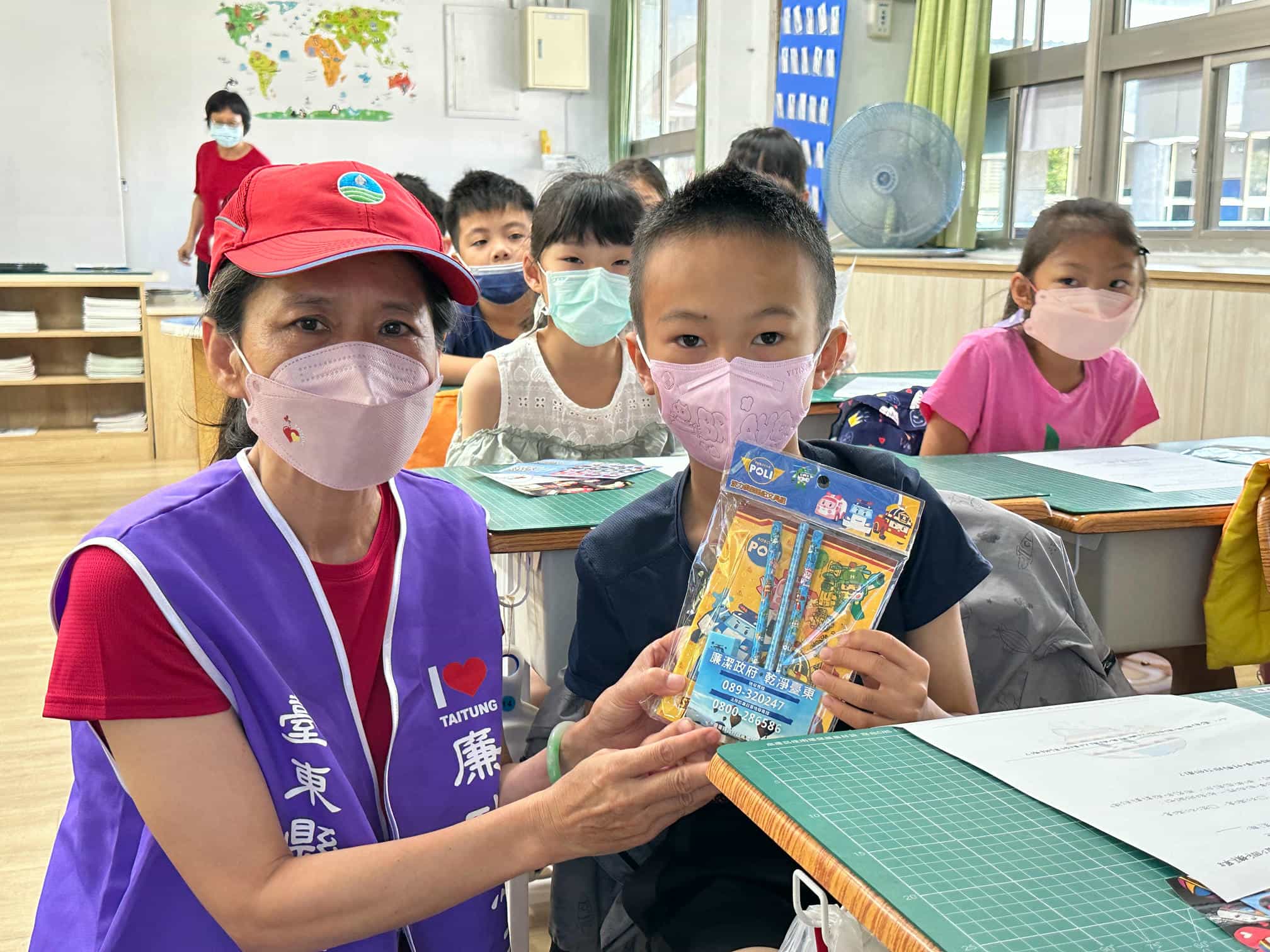 臺東縣政府廉政志工隊5月前進校園宣講廉潔教育故事112年5月3日廉政志工與臺東縣臺東市東海國民小學學生有獎徵答