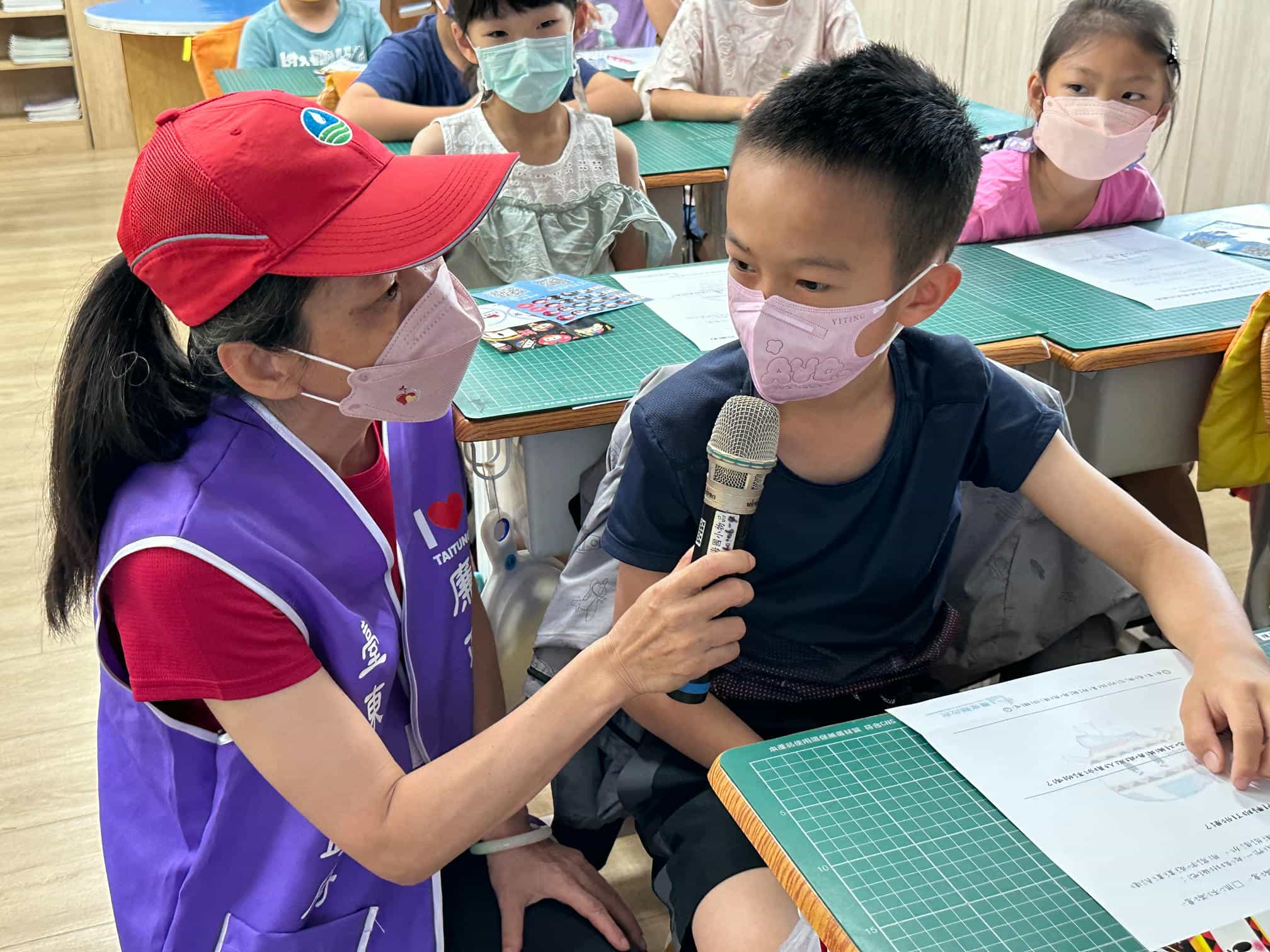 臺東縣政府廉政志工隊5月前進校園宣講廉潔教育故事112年5月3日廉政志工與臺東縣臺東市東海國民小學學生有獎徵答