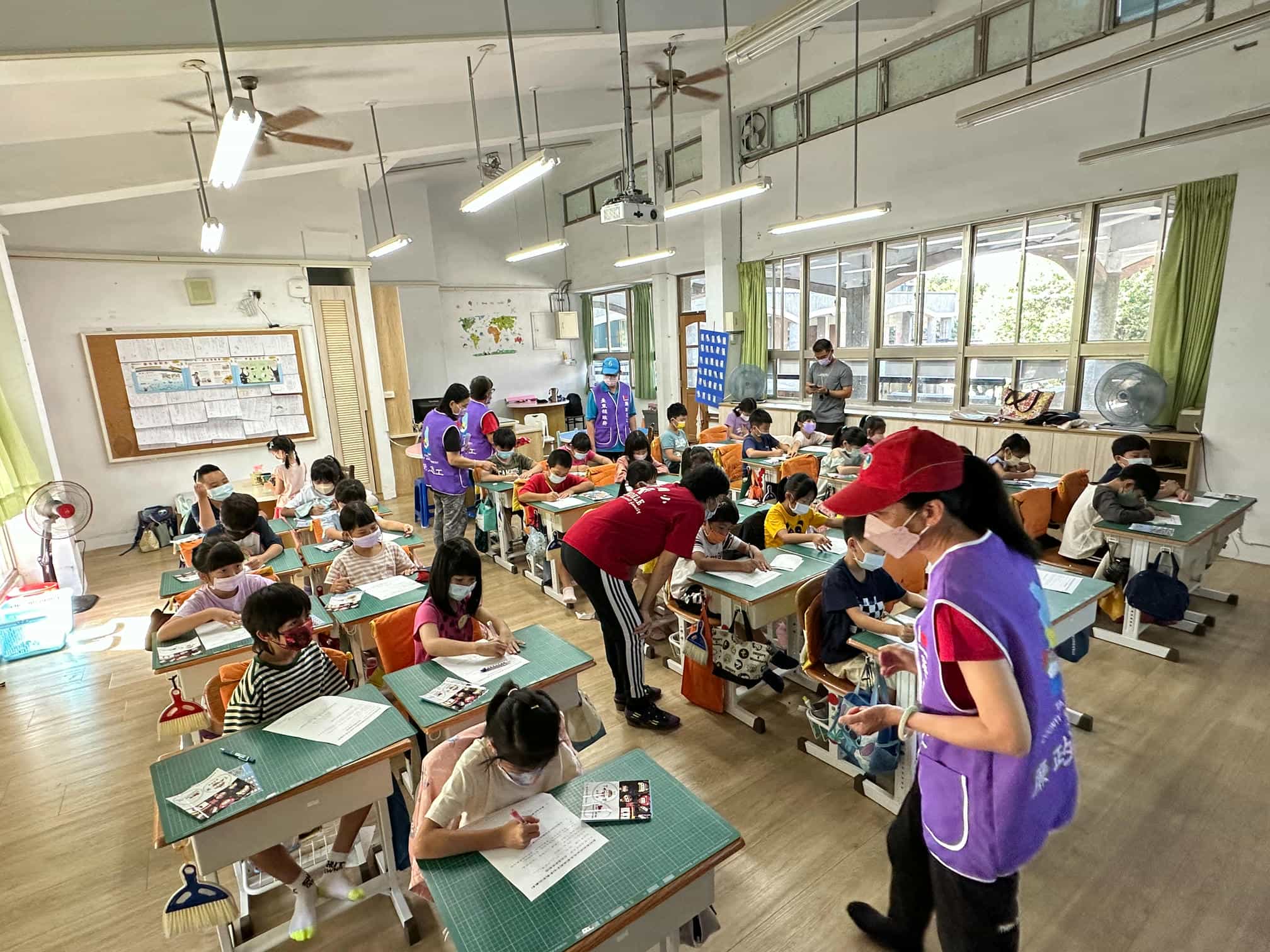 臺東縣政府廉政志工隊5月前進校園宣講廉潔教育故事112年5月3日廉政志工協助指導臺東縣臺東市東海國民小學學生填寫學習回饋單