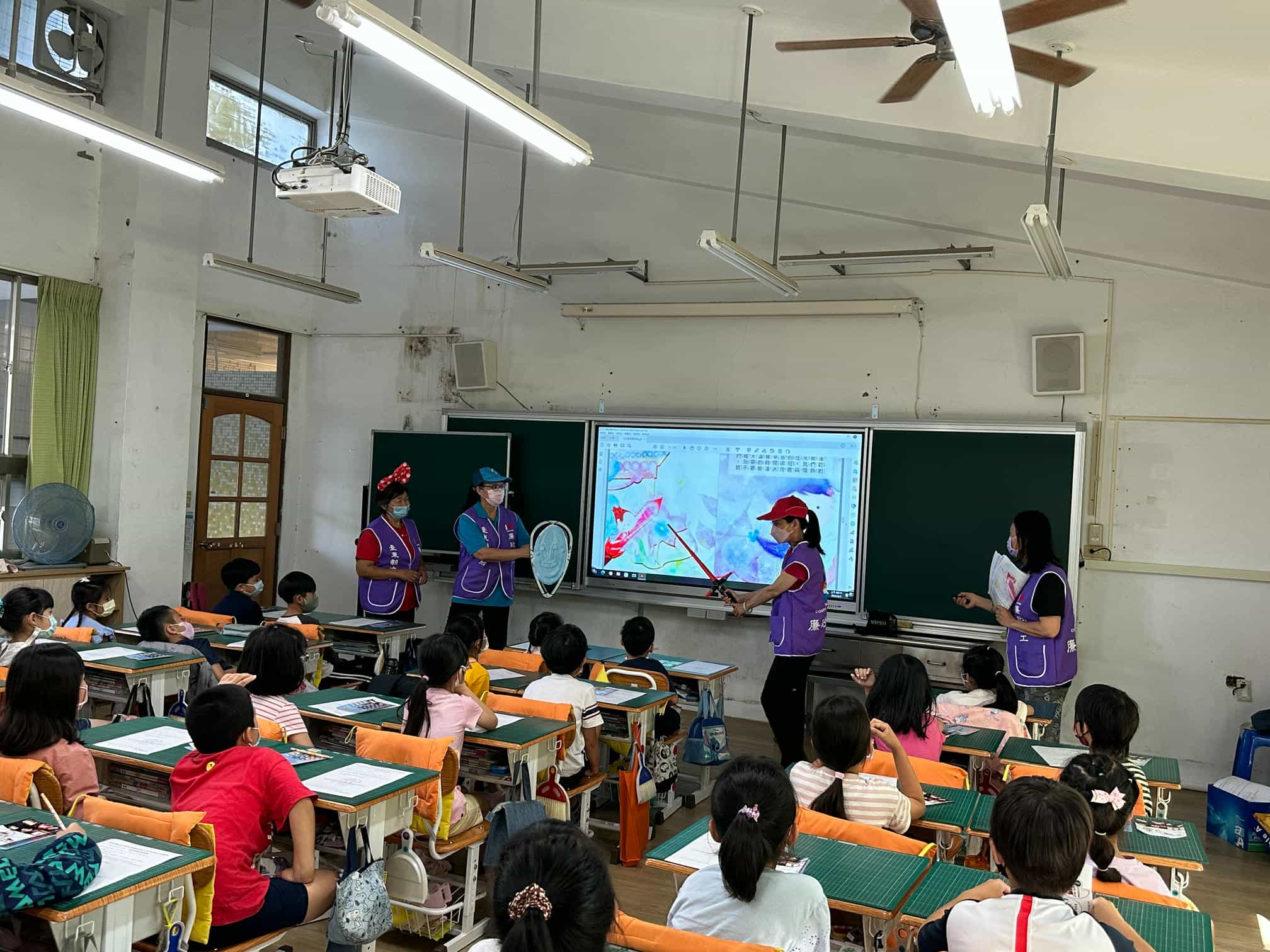 臺東縣政府廉政志工隊5月前進校園宣講廉潔教育故事112年5月3日臺東縣政府廉政志工隊前進臺東縣臺東市東海國民小學說廉潔教育故事