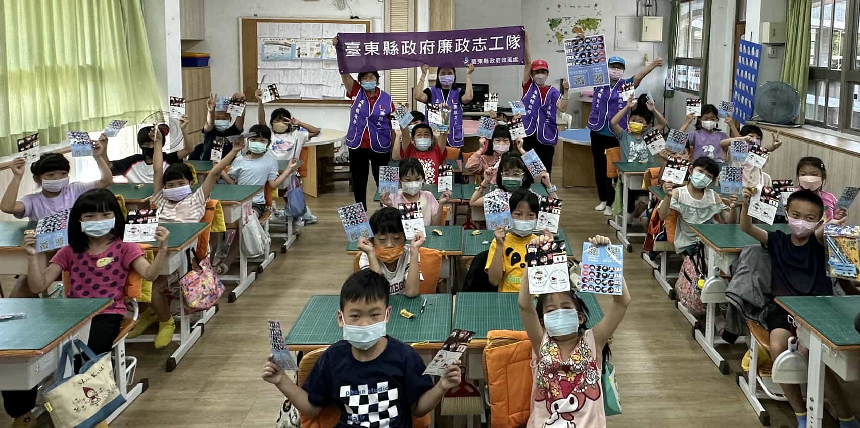 臺東縣政府廉政志工隊5月前進校園宣講廉潔教育故事112年5月3日廉政志工與臺東縣臺東市東海國民小學學生大合照