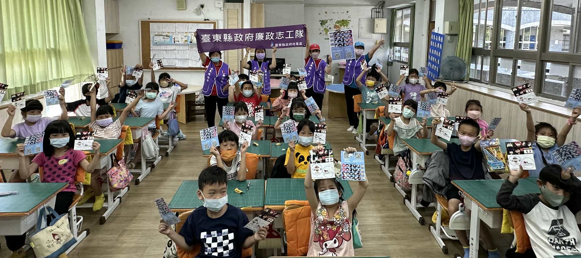 臺東縣政府廉政志工隊5月前進校園宣講廉潔教育故事112年5月3日廉政志工與臺東縣臺東市東海國民小學學生大合照