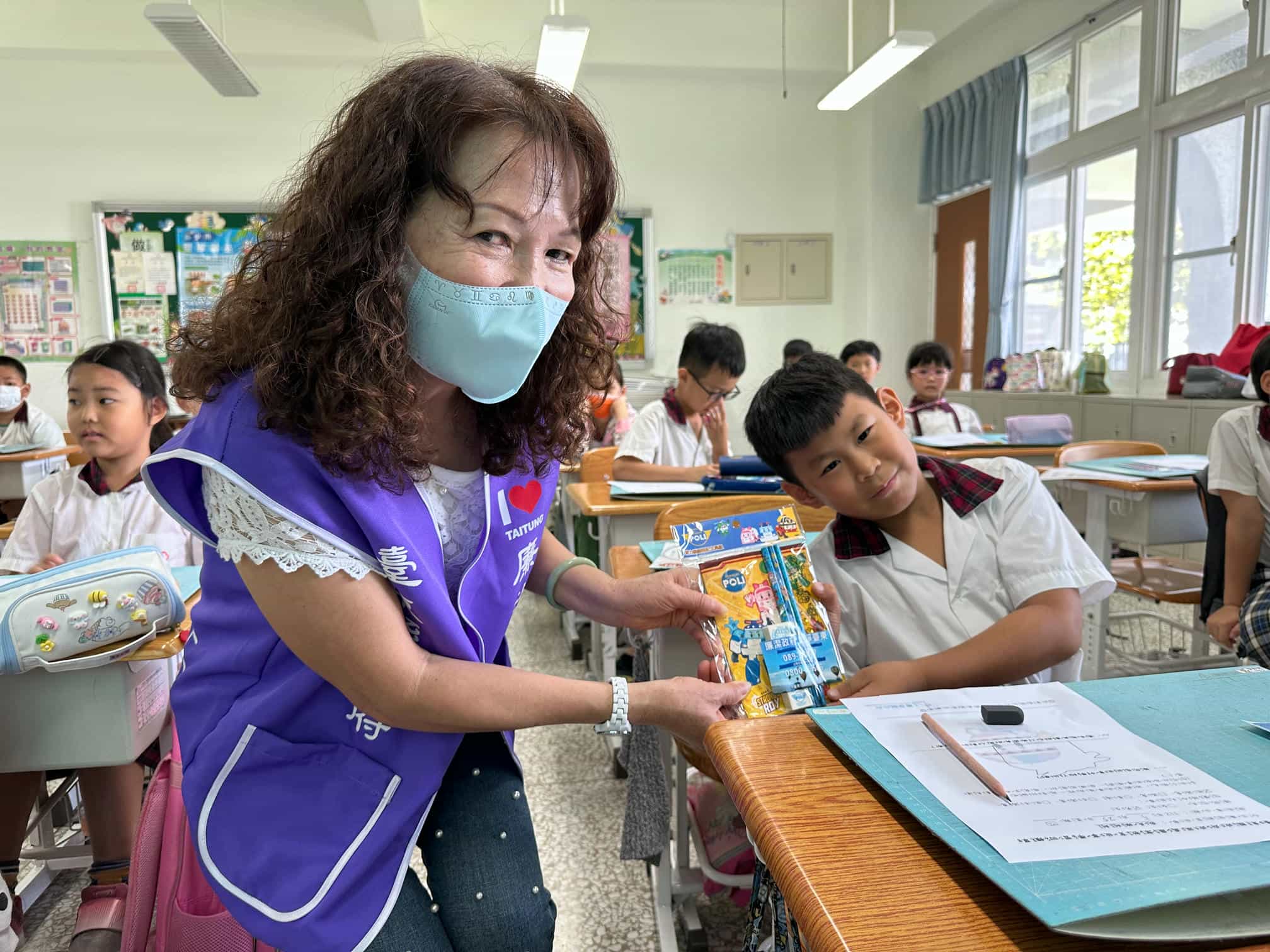 臺東縣政府廉政志工隊5月前進校園宣講廉潔教育故事112年5月25日廉政志工與臺東縣臺東市馬蘭國民小學學生有獎徵答