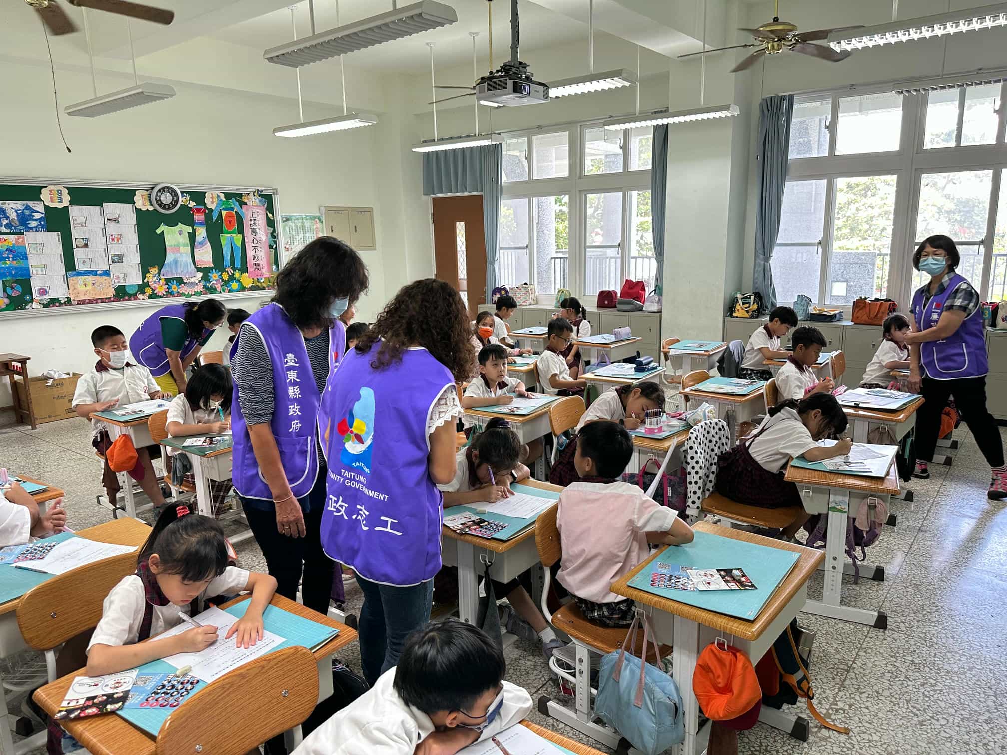 臺東縣政府廉政志工隊5月前進校園宣講廉潔教育故事112年5月25日廉政志工協助指導臺東縣臺東市馬蘭國民小學學生填寫學習回饋單