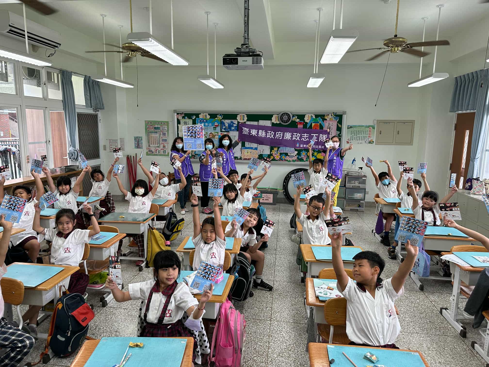 臺東縣政府廉政志工隊5月前進校園宣講廉潔教育故事112年5月25日廉政志工與臺東縣臺東市馬蘭國民小學學生大合照