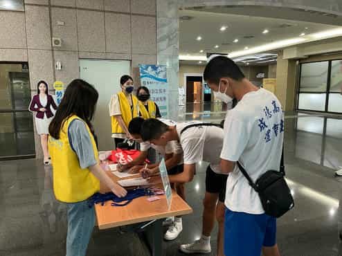 新竹地院公民之旅  與莘莘學子逗陣繞法院廉政志工協助參訪學生報到事宜。