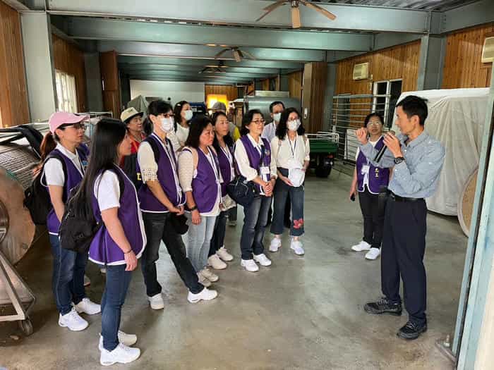 跨域交流 精進培力 金門縣政府政風處攜手廉政志工抵桃竹移地訓練金門縣廉政志工專心聆聽講師介紹茶園製茶過程