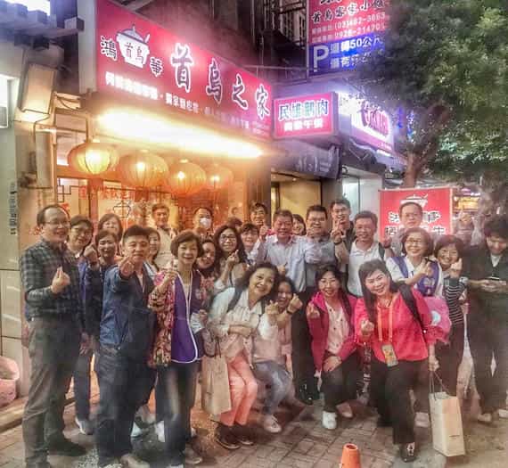 跨域交流 精進培力 金門縣政府政風處攜手廉政志工抵桃竹移地訓練金門與桃園廉政志工隊於感恩暨檢討交流餐會後合影