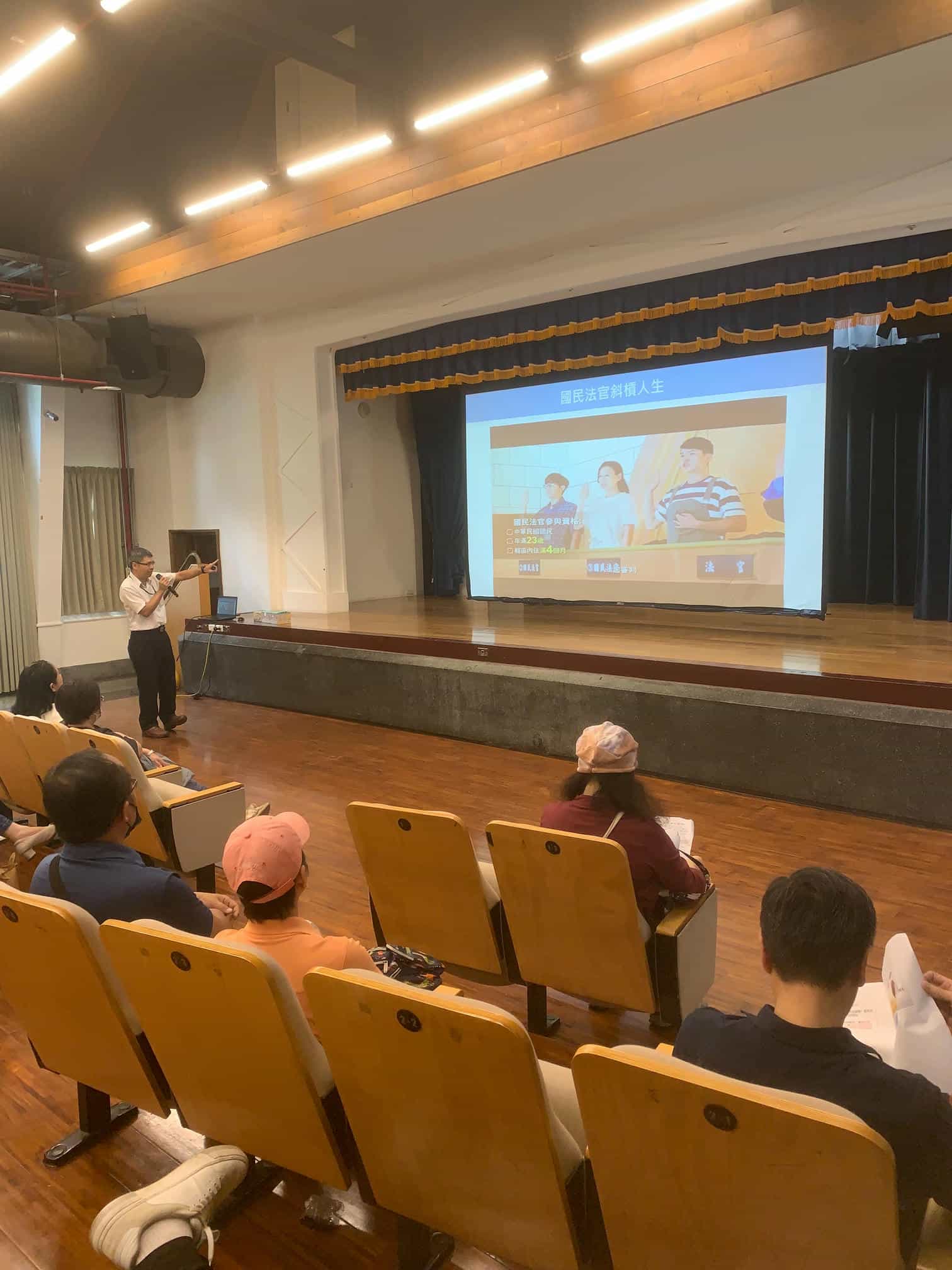 臺灣臺中地方法院政風室廉政志工配合辦理「誠長有我，廉潔一起」廉政反貪宣導活動本室劉主任政欣講授宣導課程
