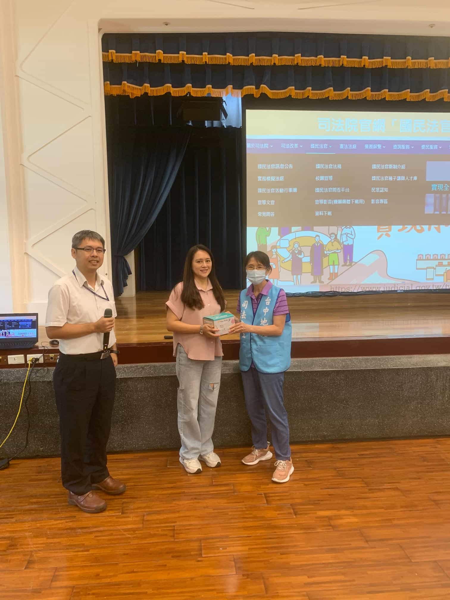 臺灣臺中地方法院政風室廉政志工配合辦理「誠長有我，廉潔一起」廉政反貪宣導活動廉政志工頒給宣導品
