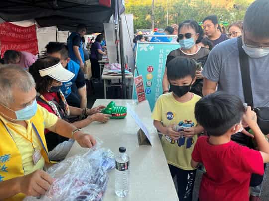 新竹縣政府政風處廉政志工協助橫山鄉公所辦理「2023中秋賞月X珍惜水資源」社會參與活動廉政志工協助以鱷魚拔牙及反賄選問答與民眾互動